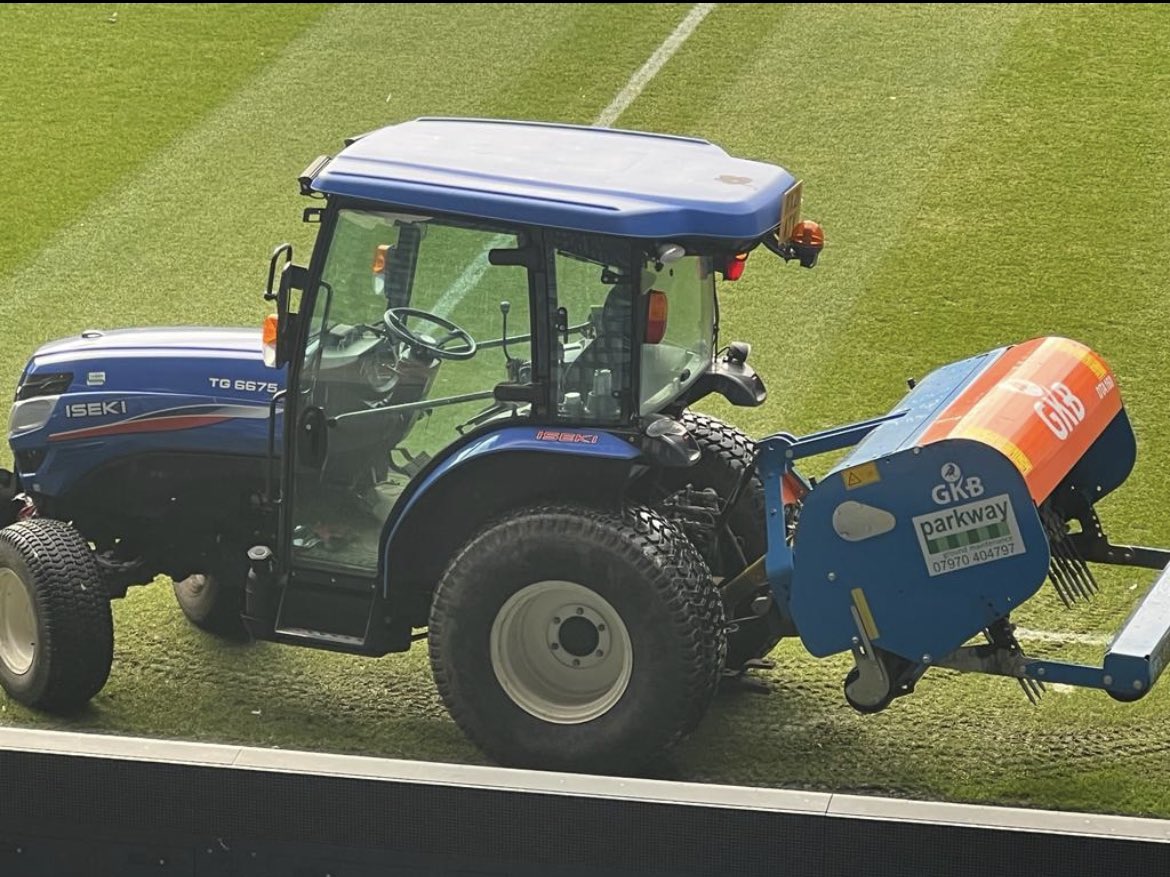 Carrying out Deep Aeration for @wba today using our @gkbmachines DTA 🚜 

For more information on our pitch renovation services visit: 

parkwaygroundmaintenance.co.uk/pitch-renovati…

#pitch #wba #football #groundmaintenance