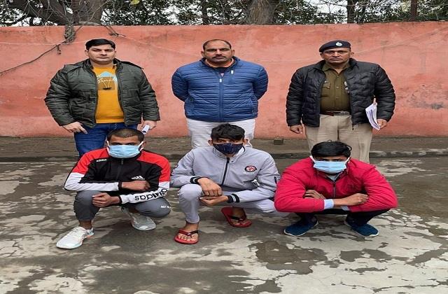 HaryanaKesari's tweet photo. रंगदारी मांगने के मामले में 3 आरोपी काबू, गैंगस्टर काला जठेड़ी के नाम से कर रहे थे रंगदारी की मांग
https://t.co/nGSAuLsIEC
#Haryanahindinews #Haryananews #AccusedArrested #DemandingExtortion https://t.co/gFDSoxQLlT