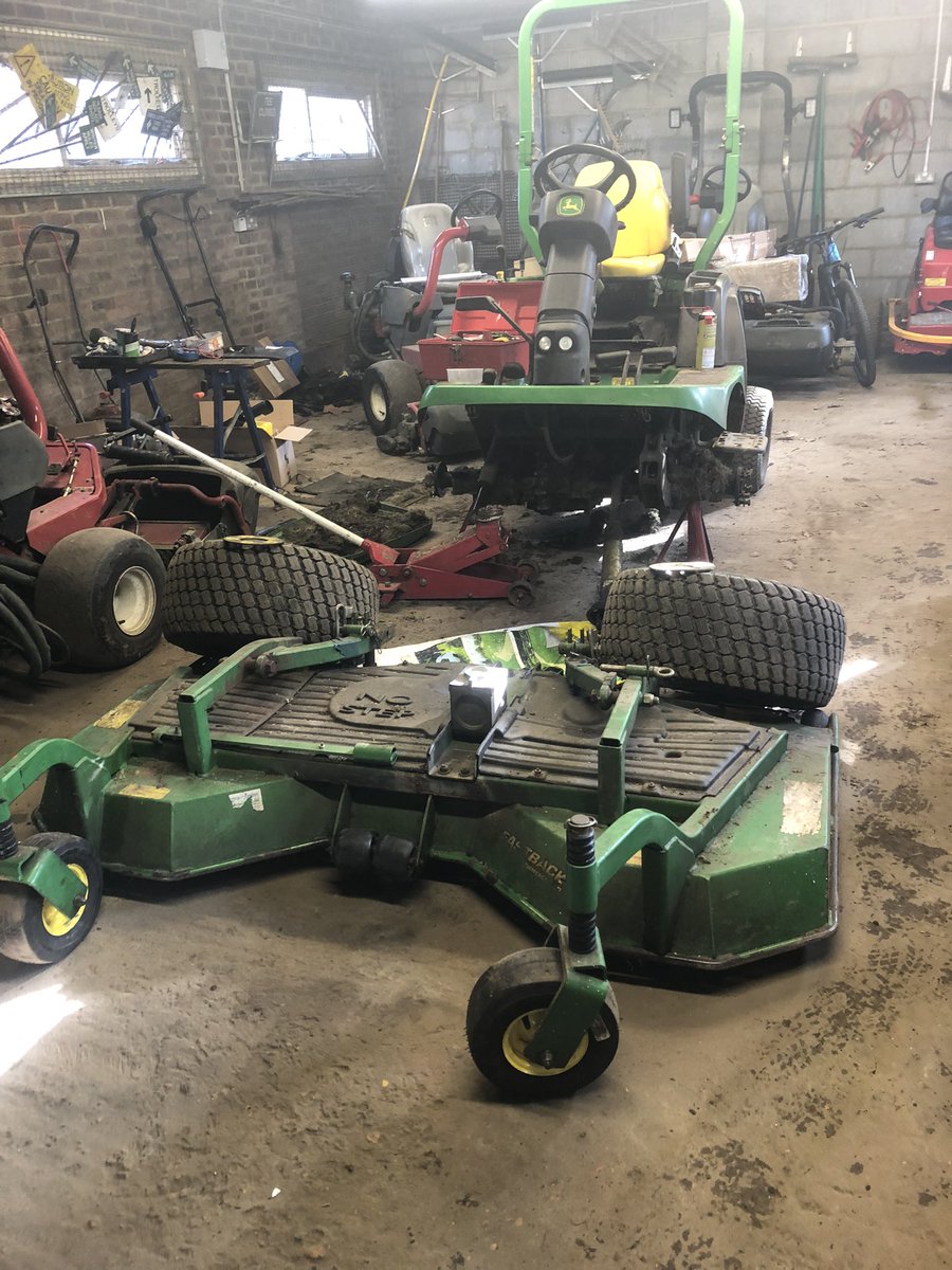 Miles_gkeeper's tweet photo. Doing a bit of much needed machinery maintenance on the 1545. Lots of things worn and need replacing. #needaweekofshedtime #maintenance #johndeere #roughcutter #greenkeepers #mech https://t.co/CesphJ9UGF