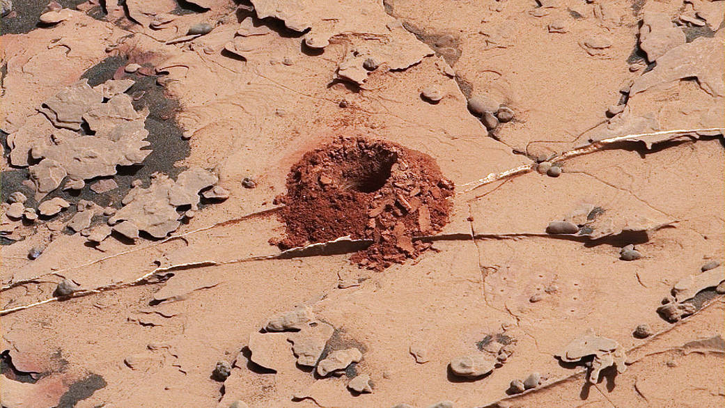 MarsCuriosity's tweet photo. Is there a competition for rock mining and sand scooping in the #WinterOlympics? Could one participate remotely? (If so, I may have a shot!) I hold the record for most number of drill samples collected on another planet – 34 – plus six scoops of sand. That's 40 samples analyzed! https://t.co/zjgGXl5pUW