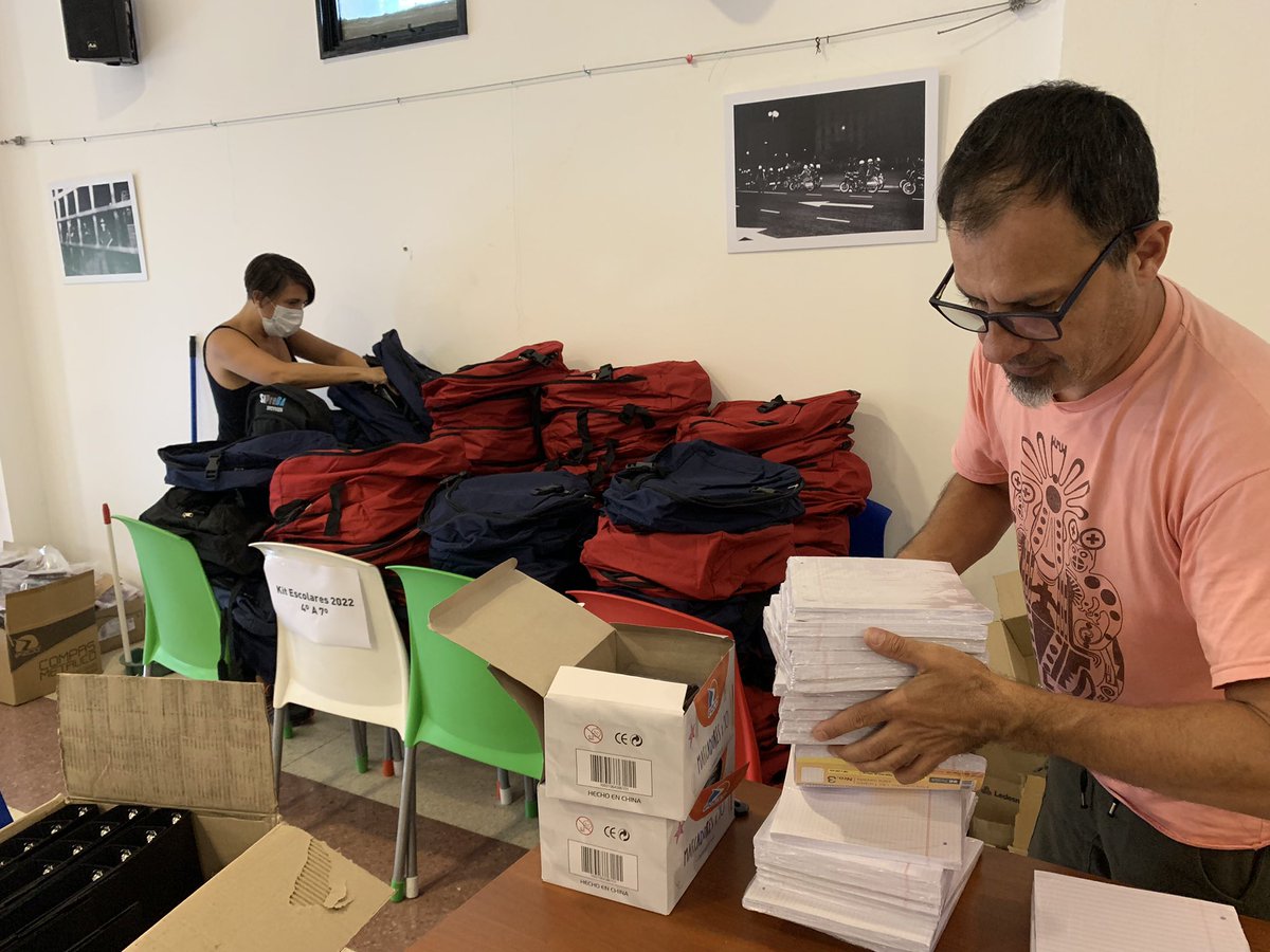 AguLecchi's tweet photo. Lxs únicxs privilegiados👶👦🙋🏽‍♂️🙋🏽‍♀️💚

Jornada de armado de kits escolares en el @sipreba para les #SiPreBitas https://t.co/QPDEsjv86r