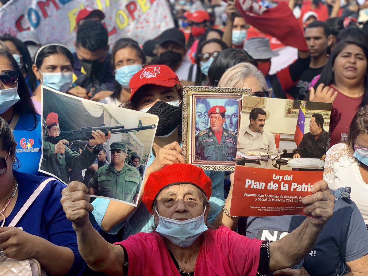 annenviva13's tweet photo. #Venezolanos se toman calles de #Caracas para conmemorar 30 aniv. de rebelión del #4Feb de 1992, liderada por Cmte. #HugoChavez  que abrió etapa de profundos cambios en la historia de #Venezuela. Ahora sigue lucha por unidad  y victoria para consolidar la Patria libre y soberana. https://t.co/BLnprtEEj1