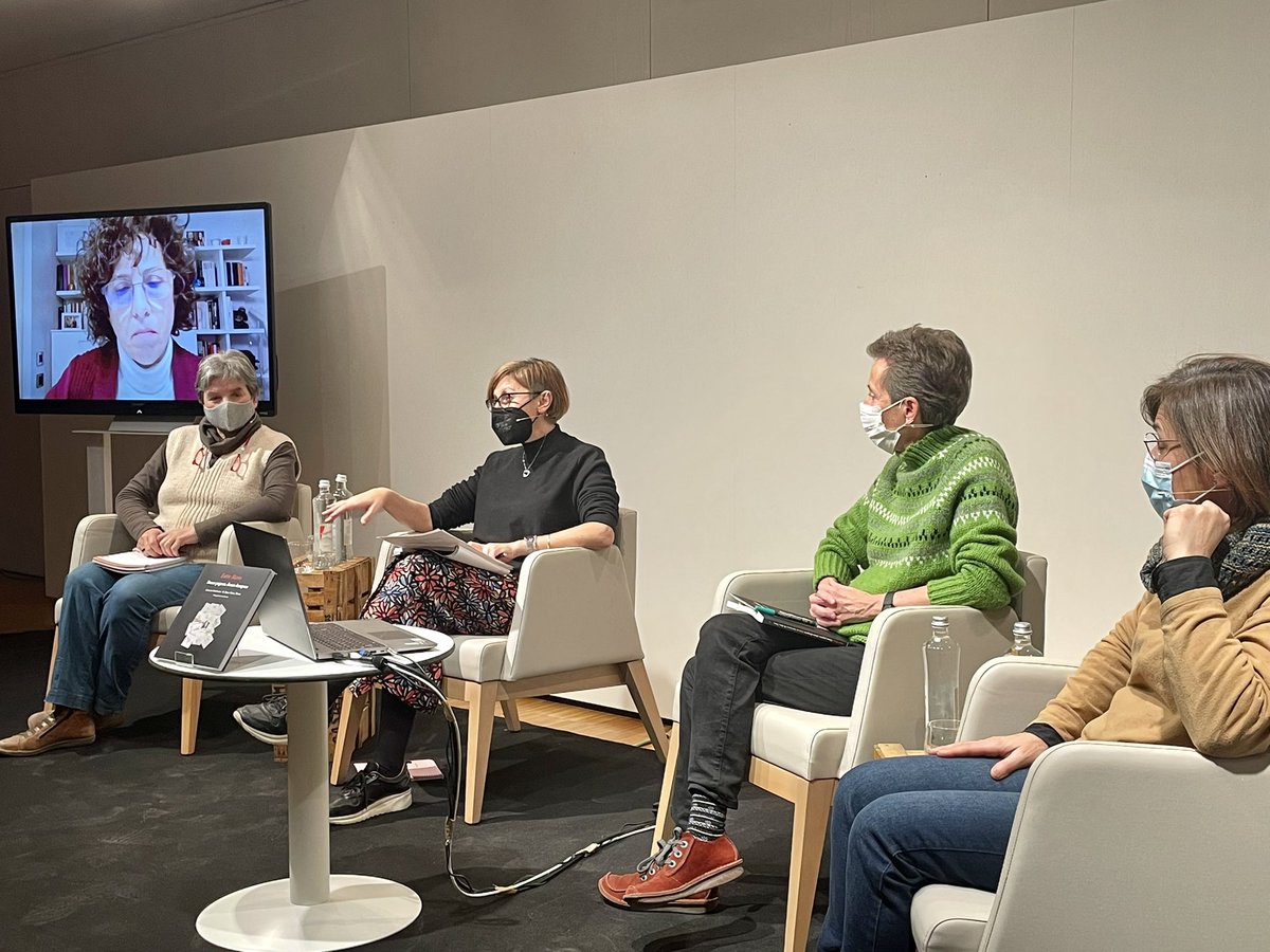 📸 Presentació del llibre «Entre mans. Dones pageses, dones dempeus».

Amb les autores, <a href="/LaiaAhumada/">Laia de Ahumada</a> i <a href="/MRosaVidalT/">vidal tosas</a> , Catalina Gayà, i dues de les protagonistes de l'obra, Pili Sanmartín i Dolors Català.

👉 Avui iniciem un projecte anual on les dones en seran les protagonistes