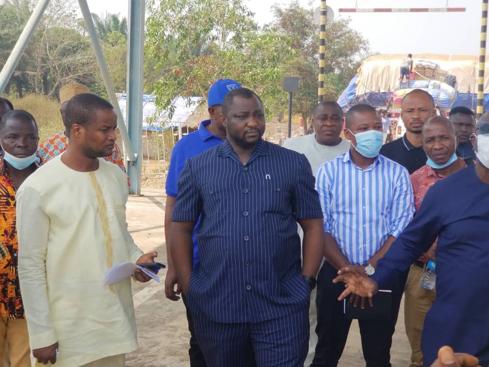 TennysonBio2's tweet photo. Today I joined the Minister of Trade and Industry Dr Hinga Sandy and the CEO of ITS to inspect the Mobile Scanner at Gbalamuya Customs Post Kambia. This is to enhance trade facilitation. @USEmbFreetown https://t.co/RbUPmg0pUk