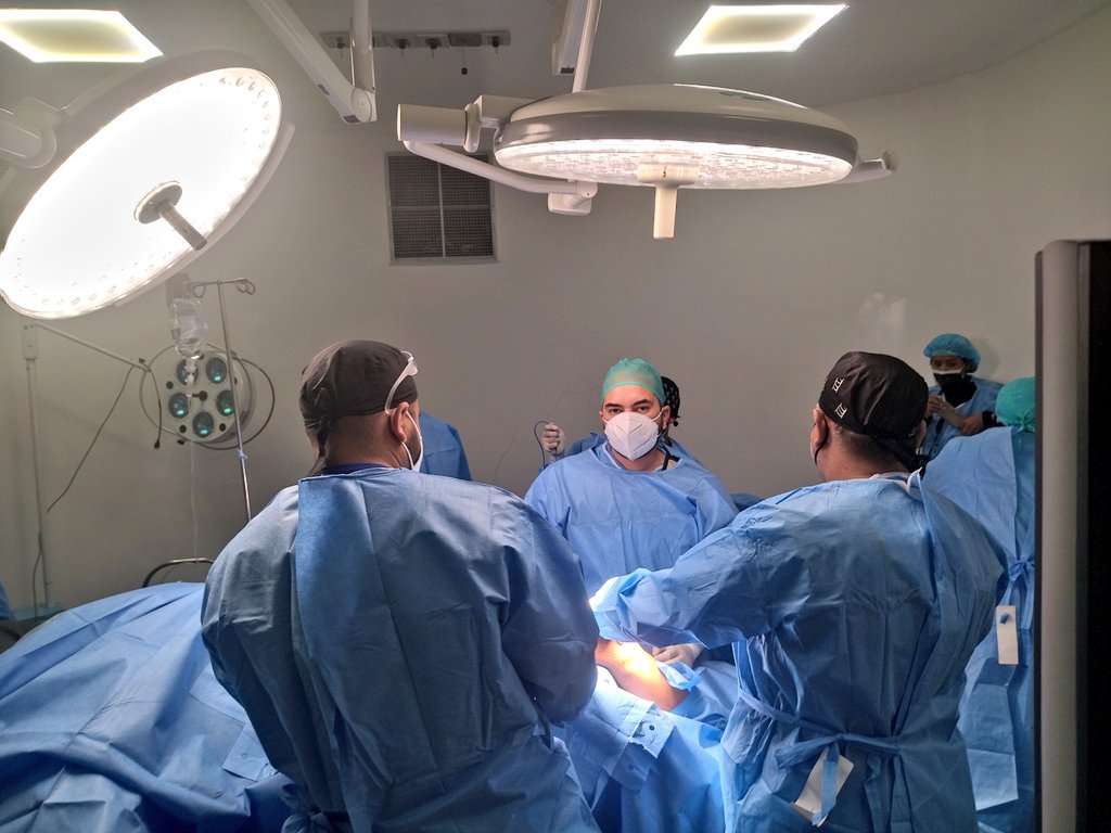 HospiRazettiBna's tweet photo. Durante la jornada Oscar Navas, director dl #HULRBna informó q es la 1era actividad quirúrgica dond colocan material d Osteosíntesis totalment gratis para la atención d pacientes con fractura d fémur, todo esto gracias a las articulaciones entre hospitales y el gobierno regional https://t.co/FayZiBdQGC