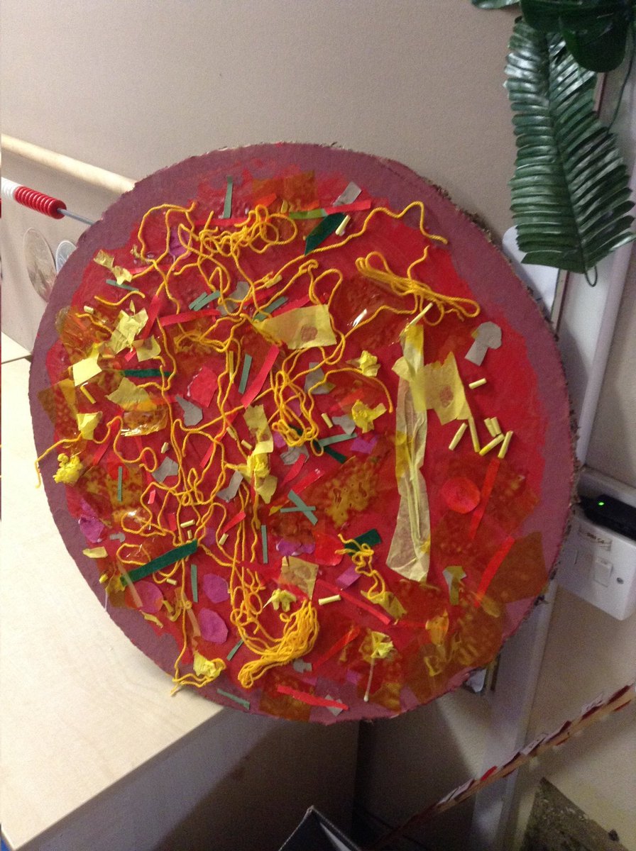 Year1Pill's tweet photo. We had so fuch fun in year 1 today making our own pizza. We painted tomato sauce. Created our own toppings and added them to our pizza. Delicious. We just up it doesn't runaway. #runawaypizza @Pill_Primary https://t.co/Vqbd4zXolt