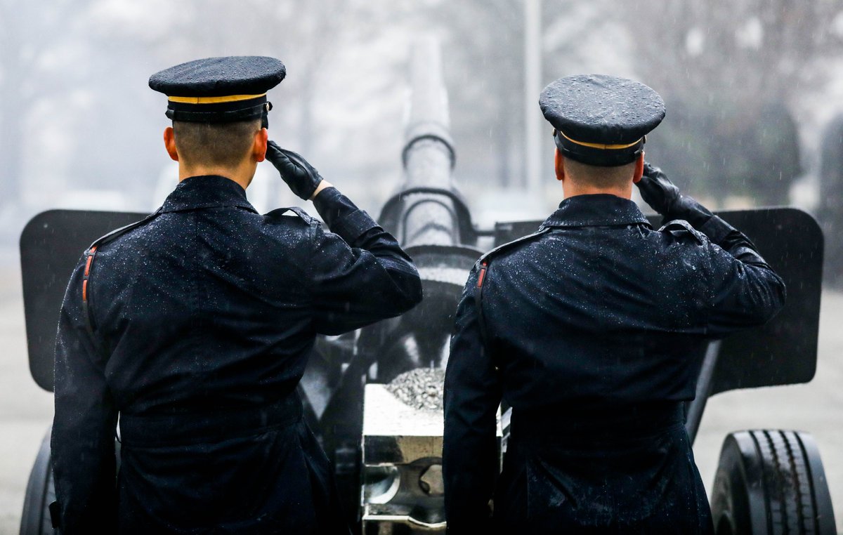 Standby... Fire!

TOG's Presidential Salute Battery and <a href="/USMC/">U.S. Marines</a> from the Artillery Instructor Battery <a href="/TheBasicSchool/">The Basic School</a>, participated in a joint-fire training exercise where both branches observed the ways they each perform ceremonial fires.🎇
<a href="/USArmy/">U.S. Army</a> 
<a href="/MDW_USARMY/">MDW USARMY</a> 
<a href="/JBMHH/">JBM-HH</a>