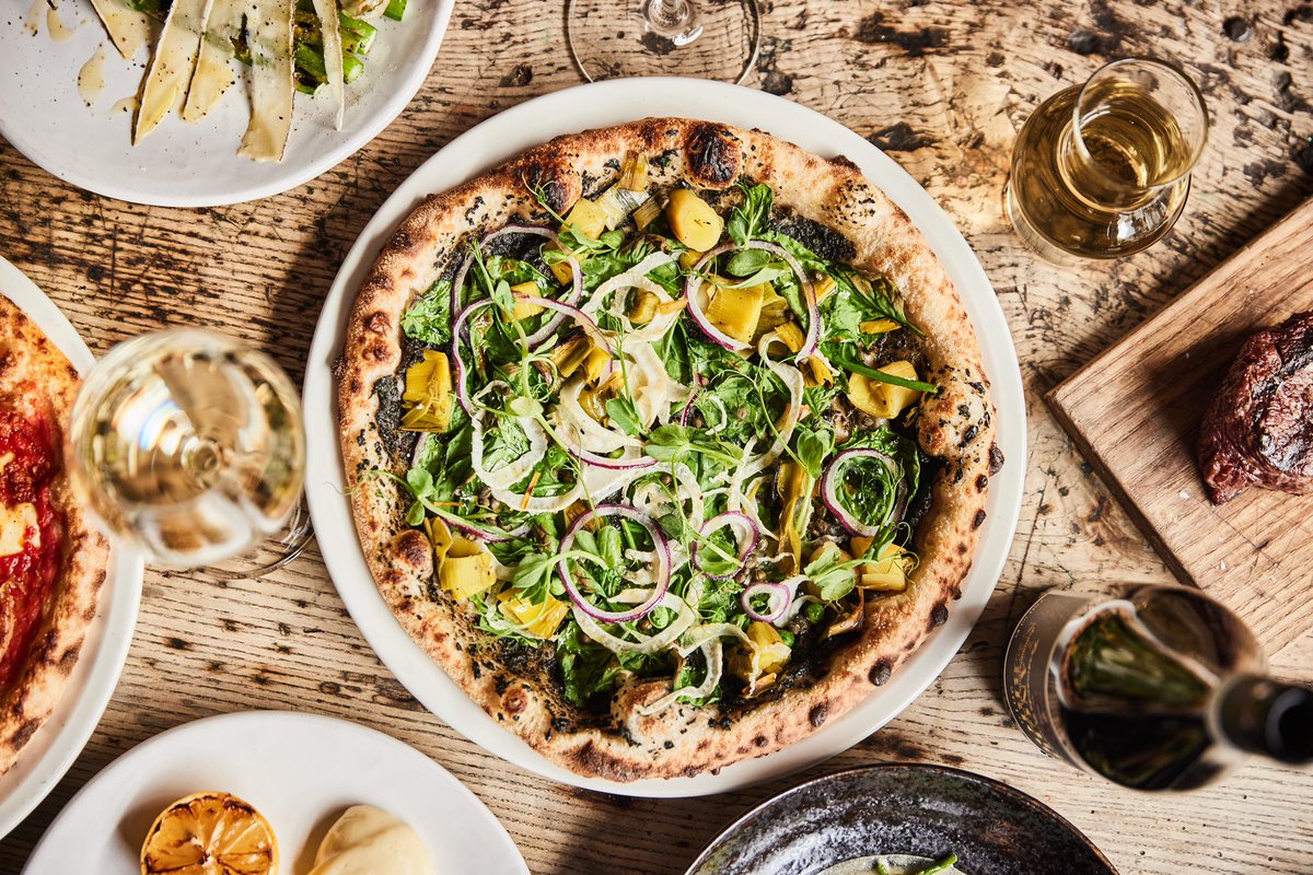 Friday night, vegan pizza delight. Our Seasonal Super Green is loaded with delicious winter veg, an excellent way to offset the very necessary carbs! 🍕🌱💪🎉🥂 #veganpizza #seasonalfood #oxford #veganfriendlyrestaurant