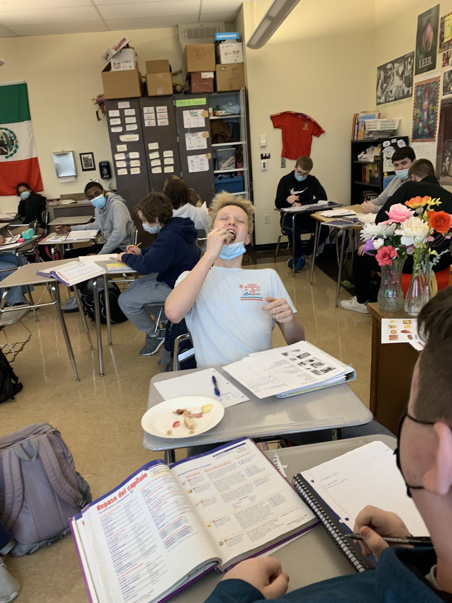 SammyCat8erick's tweet photo. ¿Qué te gusta comer? Having fun in Spanish class practicing food vocabulary. @UDHSCardinals https://t.co/w1dPS0LuBO