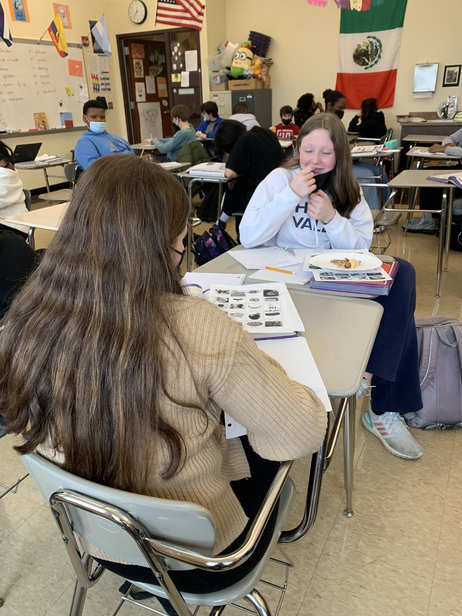 SammyCat8erick's tweet photo. ¿Qué te gusta comer? Having fun in Spanish class practicing food vocabulary. @UDHSCardinals https://t.co/w1dPS0LuBO