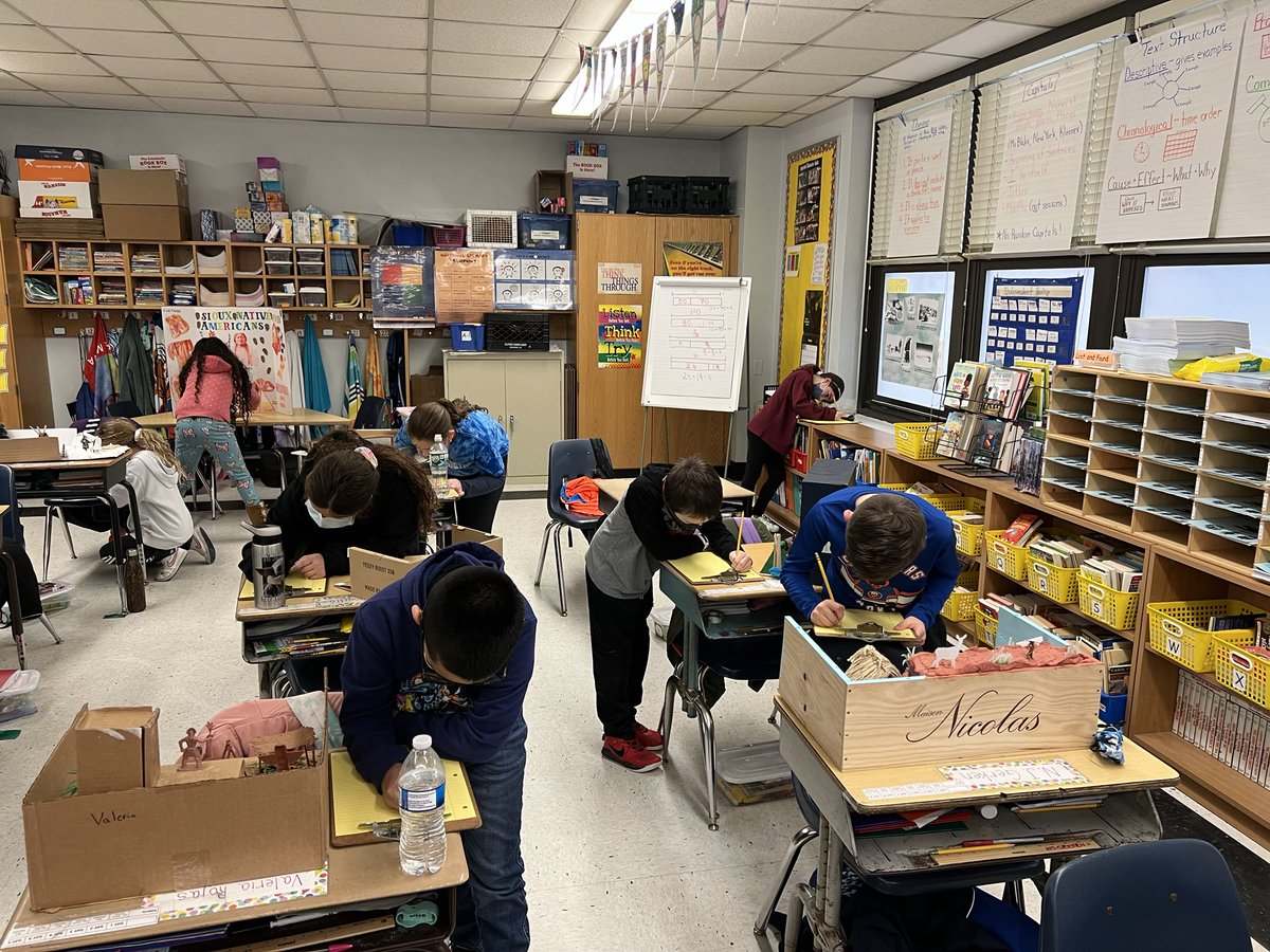 cftb23_blake's tweet photo. A “Museum Walk” to visit projects and leave a comment for our classmates to end our Native American study. ⁦@DrZangari⁩ ⁦@O_School8⁩ https://t.co/o5Y5GIReHl