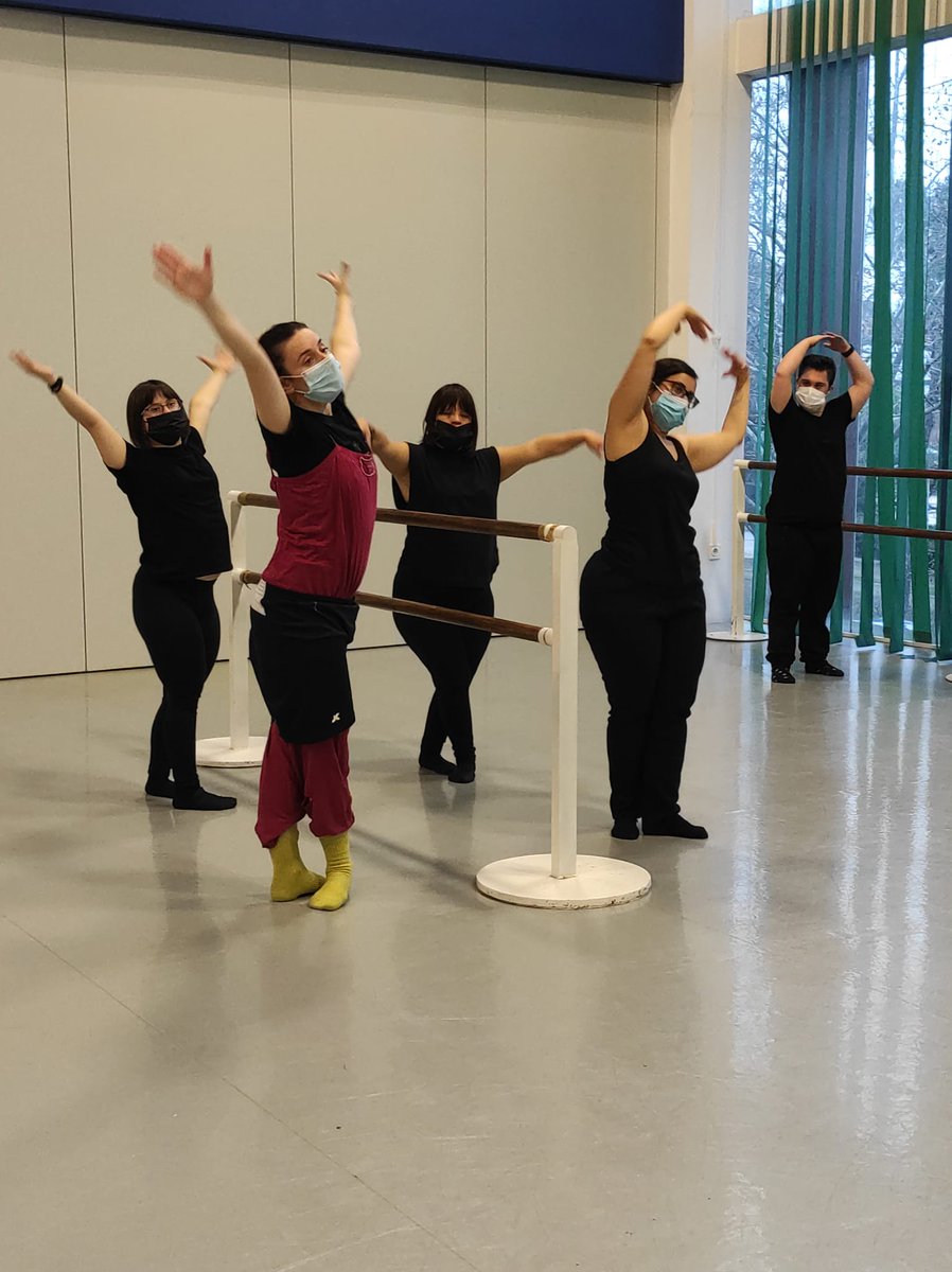allendeLT's tweet photo. Hoy, en #amasESCENA recibimos un Workshop de la grandísima #IratxeAnsa y la Compañía #MetamorphosisDance,con quiénes compartimos Residencia Artística en @alcorconcultura
Formación a cargo de los profesionales más reconocidos del panorama nacional.
@GrupoAMAS https://t.co/u53ON2Lure