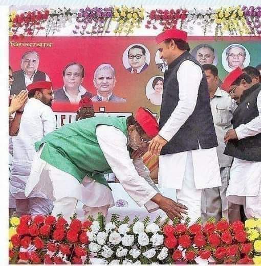 Sunil_Deodhar's tweet photo. "नई हवा है, नई सपा है 
बड़ों का हाथ, युवा का साथ" https://t.co/OVL6YSty8i