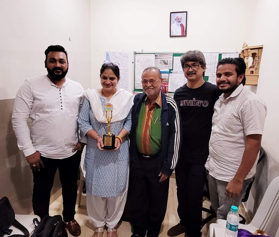 renu_hansraj's tweet photo. I was deeply honored to receive the  Special Award of appreciation EICA (East Indian Awards) recognizing the work done by me in my ward and towards  East Indian community.I deeply thank  @East_Indians
team for this recognition. https://t.co/dikjk9r3fg