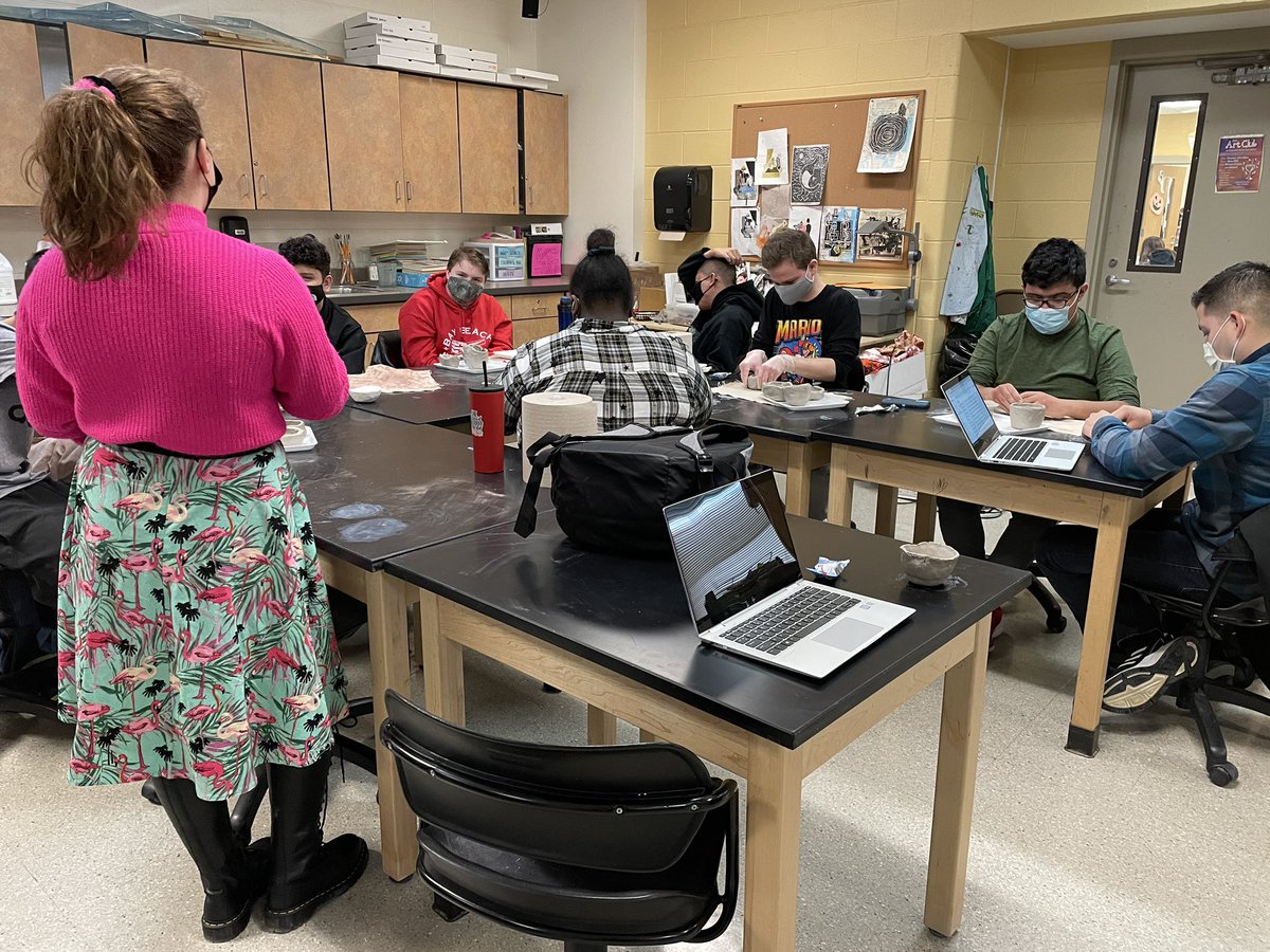 Modified art digs into clay and we are starting off with hand building skills! Nothing better than a clay day! Shout out to our SWAT student tutors for the help! #artclass <a href="/GrayslakeNorth/">Knight Pride</a> <a href="/GNHSFineArts/">GNHS Fine Arts</a> <a href="/Ilaea/">IAEA</a> <a href="/D127GetsReal/">D127GetsReal</a>