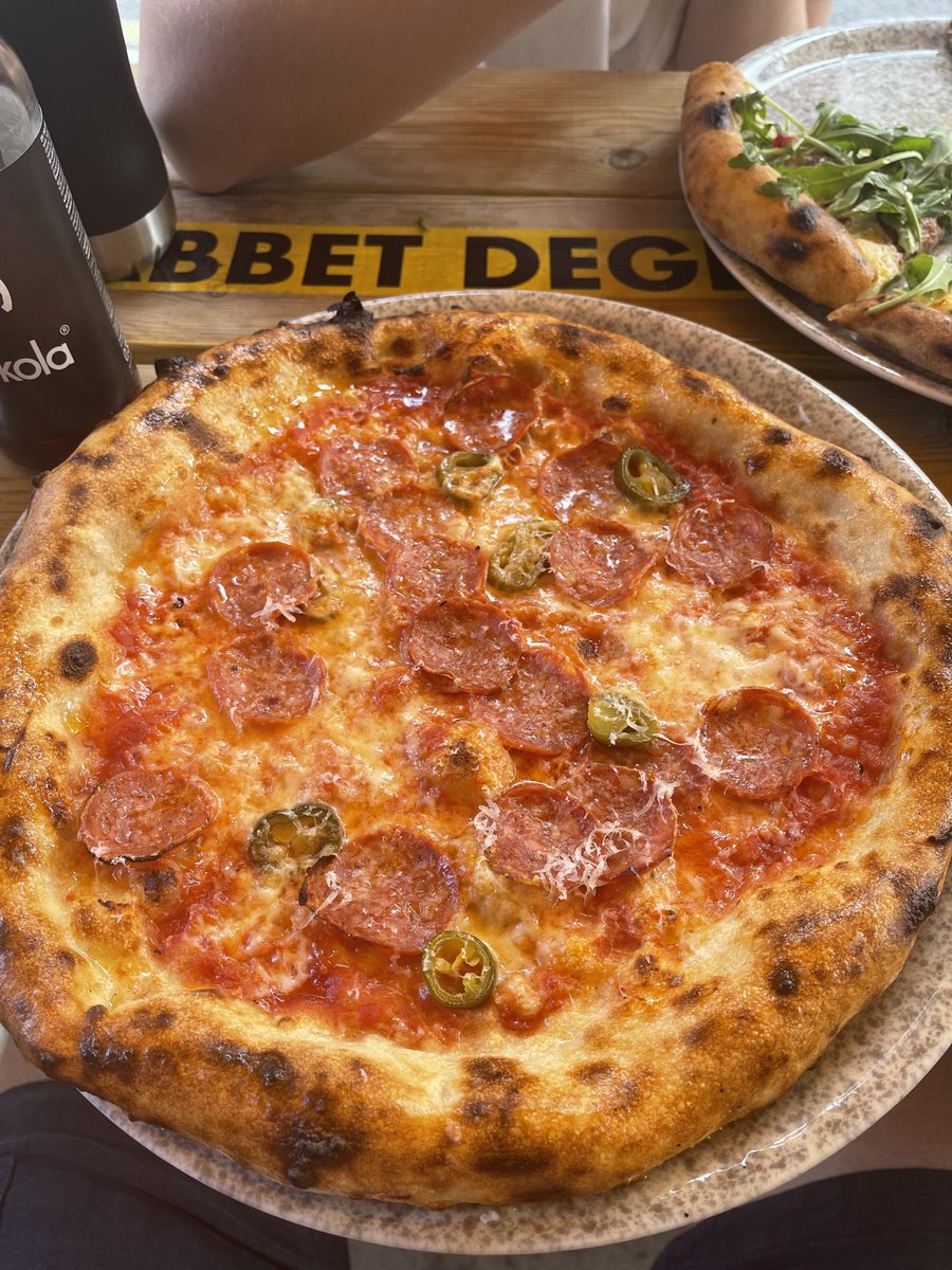 Deglabbet är nästan uppe och konkurrera med Babette som Stockholms bästa pizza. Med andra ord en stark rek. Degen otroligt bra och tomatsåsen också. Korven på ”Pepe” är också riktigt bra. (Bild från i somras då jag hann äta upp kvällens)