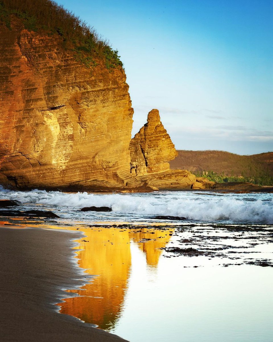 Golden hour sur l'incontournable Bonhomme de Bourail 🌅
📷 @laulaumagnier

#NouvelleCaledonie #VoyagezAvecLeCoeur