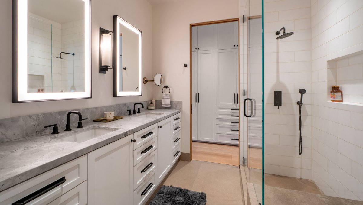 MStudioLA's tweet image. Jack and Jill bathroom and closets beyond. 

#bathroomdesign #bath #bathroom #closet #closetdesign #interiors #interiordesign 

Photo: Prolific Ink
Builder: builders Team
Millwork design: M Design Studio
Interiors: Ricardo Moreno-Avina