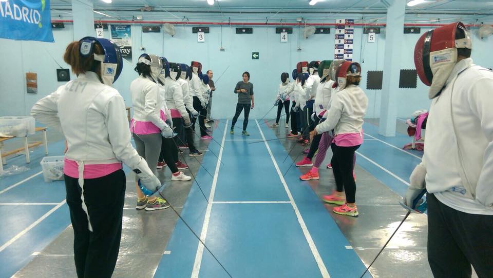 Hoy en el Día Mundial contra el Cáncer queremos recordar el taller que compartimos con @fundalavidaenrosa. Estamos trabajando para repetir con otro proyecto muy guay, pronto os contaremos más. #laesgrimamola #territorioCEM #DeporteEsSalud  #solidaridad #DíaMundialContraElCáncer