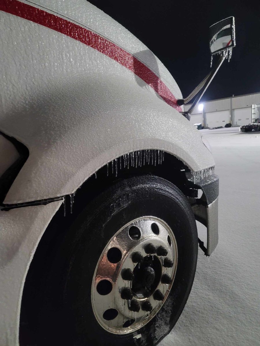 sonialapoint's tweet photo. @ryanhallyall This was at 11pm in Crawford Indiana last night. Stopped for fuel. https://t.co/D1tpC74P6A
