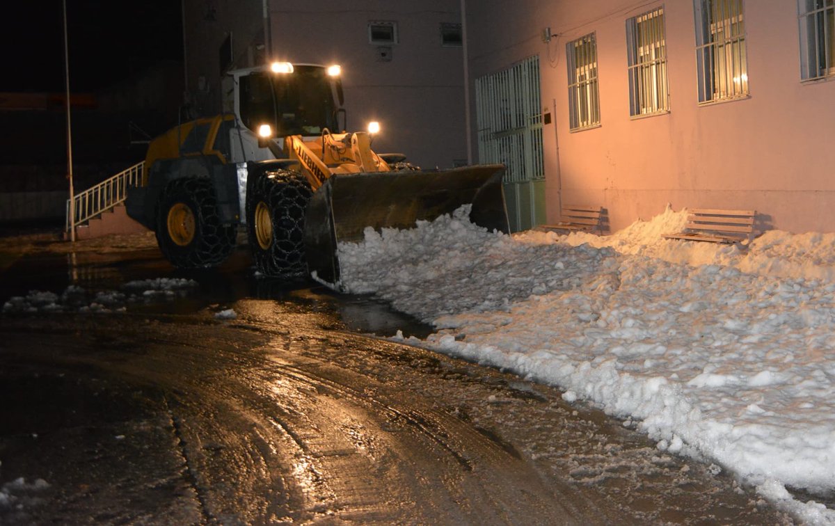 Okul Bahçelerinde Kar Temizliği ☃

Yarıyıl tatilinin sona ermesiyle pazartesi günü okullara dönecek öğrencilerimizin okul bahçelerinde güvende olmaları için ekiplerimiz kar temizleme çalışması gerçekleştiriyor.

@a_karaaslan69 
<a href="/erganikaymakam/">T.C. Ergani Kaymakamlığı</a> 
<a href="/munirkaraloglu/">Münir Karaloğlu</a> 
<a href="/dbakirvalilik/">T.C. Diyarbakır Valiliği</a>