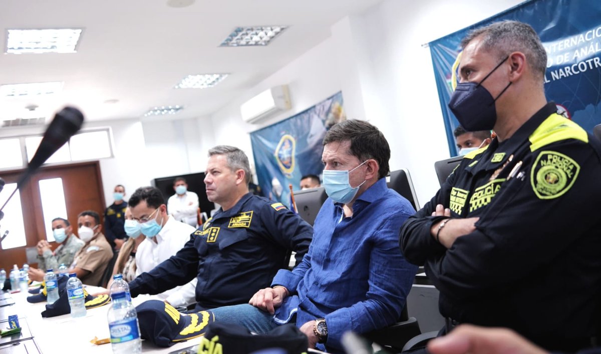 WilsonRuizO's tweet photo. Me alegra conocer cómo se llevan a cabo las estrategias e implementación de las acciones en mar por parte de nuestros cuerpos nacionales para combatir el crimen organizado y el narcotráfico. Enaltezco esta labor que nos acerca cada día a la #PazConLegalidad https://t.co/PglFyzTQUC
