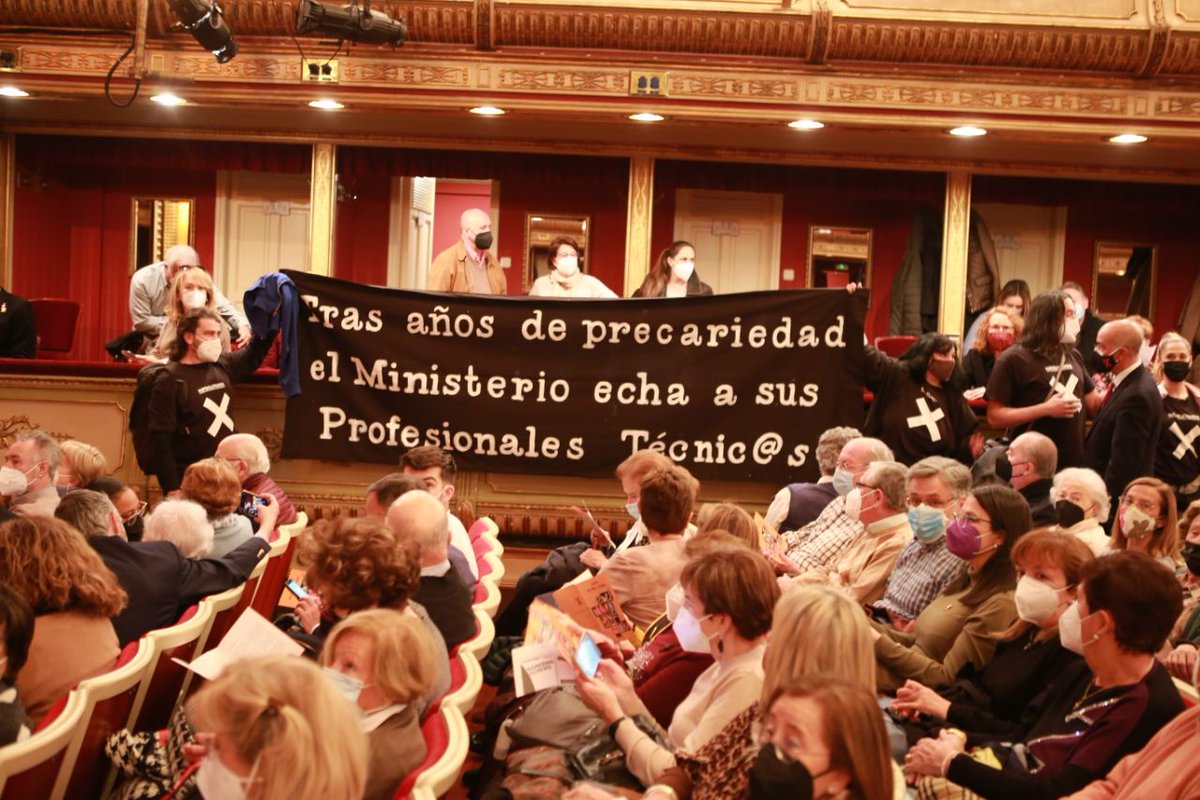 Bonito gesto de apoyo al personal temporal del <a href="/INAEM_Cultura/">INAEM</a> de algunos asistentes antes de las representaciones del Teatro de la Zarzuela, el María Guerrero y el Teatro de la Comedia

#SomosPEATE #defendemoseloficio #UnidosSomosMasFuertes #ningunespectaculosintecnicos