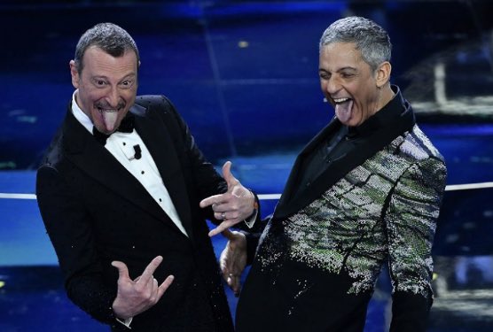 mezzanottemezza's tweet photo. ARTICOLO 1 
“L'Italia è una Repubblica democratica, fondata su ama e fiore e jova e gianni.”
#Sanremo2022 #sanremo22 https://t.co/Z3tKxSHvMP