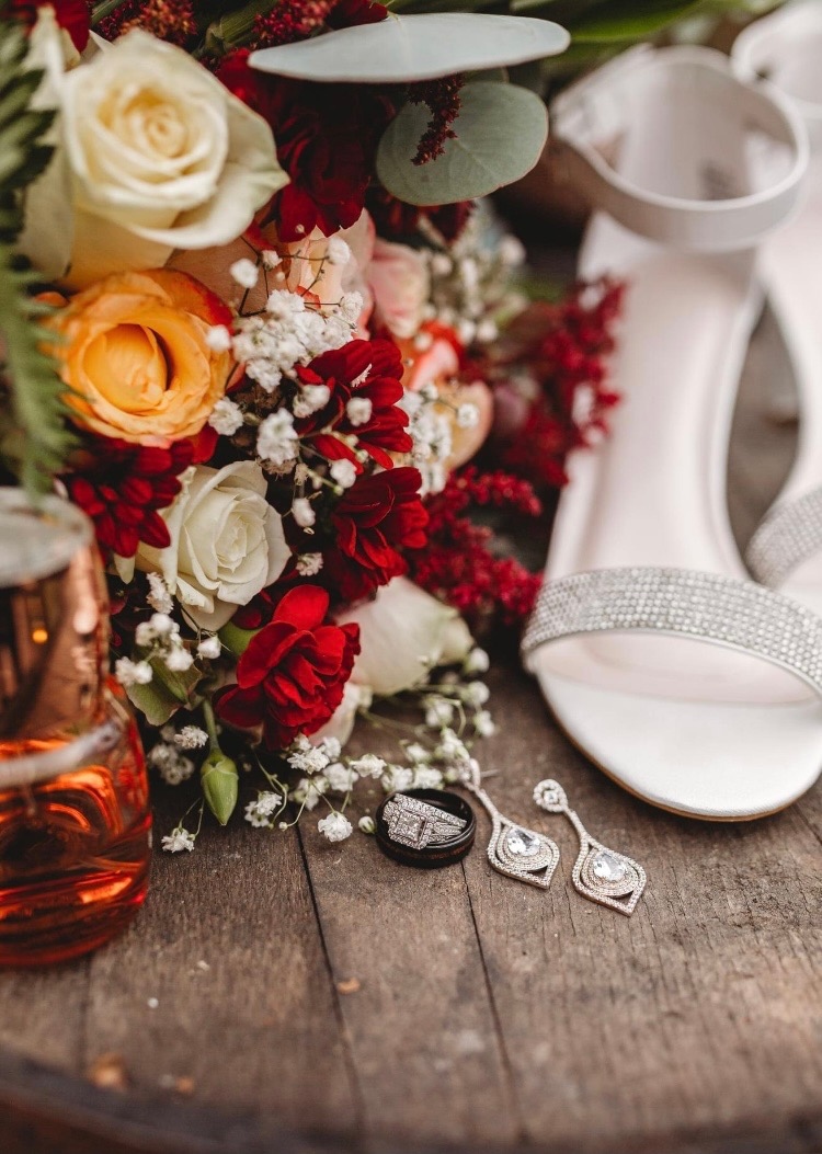 Some flowers for your Friday...🤩✨🌹

📸: @megangoblephotography

#thebarnatthegorge #kentuckybrides #kentuckyweddings  #engagementseason #weddingvenue #wedding #weddinginspiration