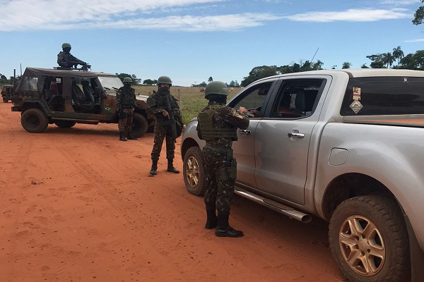 exercitooficial's tweet photo. 20º Regimento de Cavalaria Blindado (@CmdoCMO) participa da Operação Carcará de Aço visando prevenir e combater os crimes transnacionais no município de Mundo Novo-MS: https://t.co/cN4jQcrS6l
#Fronteira #BraçoForte https://t.co/97StoGSIHC