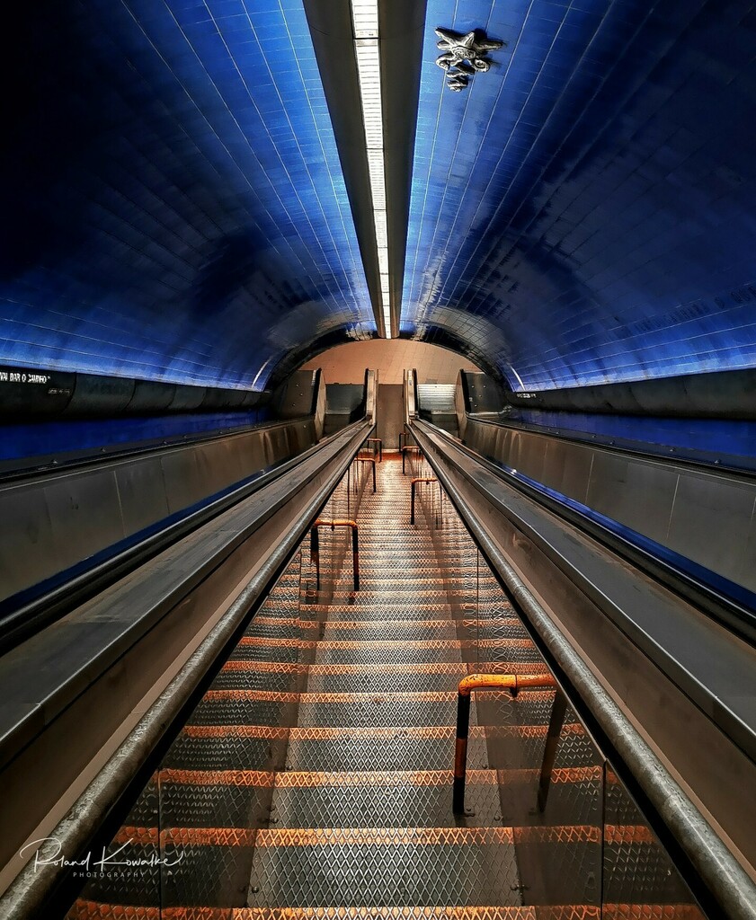 Festplattenfund - Lissabon - Metro-Station Parque 2019

#lissabon #lissabon #portugal #lisboa #lisbona #travel #travelphotography #travelarchitecture #metro #subway
#subwaysstation #underground #stairway #rolltreppe #escalator - instagr.am/p/CZkK8jxrQFA/