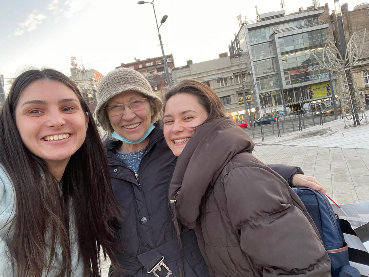 Simbli__'s tweet image. Ovaj dan je lepo počeo, sa dosta ☀️ ali Simbliju se još lepše završio, jer još mnogo sunca je unela jedna preslatka baka, Baka Ljubica. Danas smo imale priliku da je upoznamo. Možemo vam reći, ovakve bake želimo da budemo - vesele, pune energije, ljubaznosti, ljubavi i osmeha! ♡