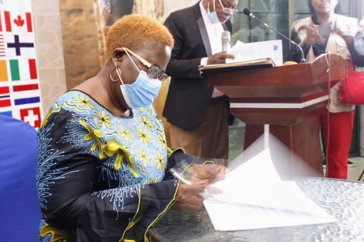 alimaha83167969's tweet image. Après 3 jours d'intense dialogue avec les chefs coutumiers, les gouverneurs des 5 provinces de Kassai en RDC le HCR à pu décrocher la volonté politique des autorités traditionnelles et administratives pour combattre les VBGs.  Ci dessous la signature du communiqué final