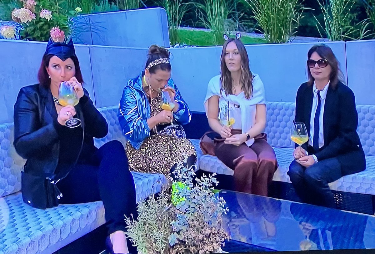 Wenn Brigitte, Petra, Doris und Angelika es im Büro mal wieder  am Casual Friday übertrieben haben. #dasperfektedinner