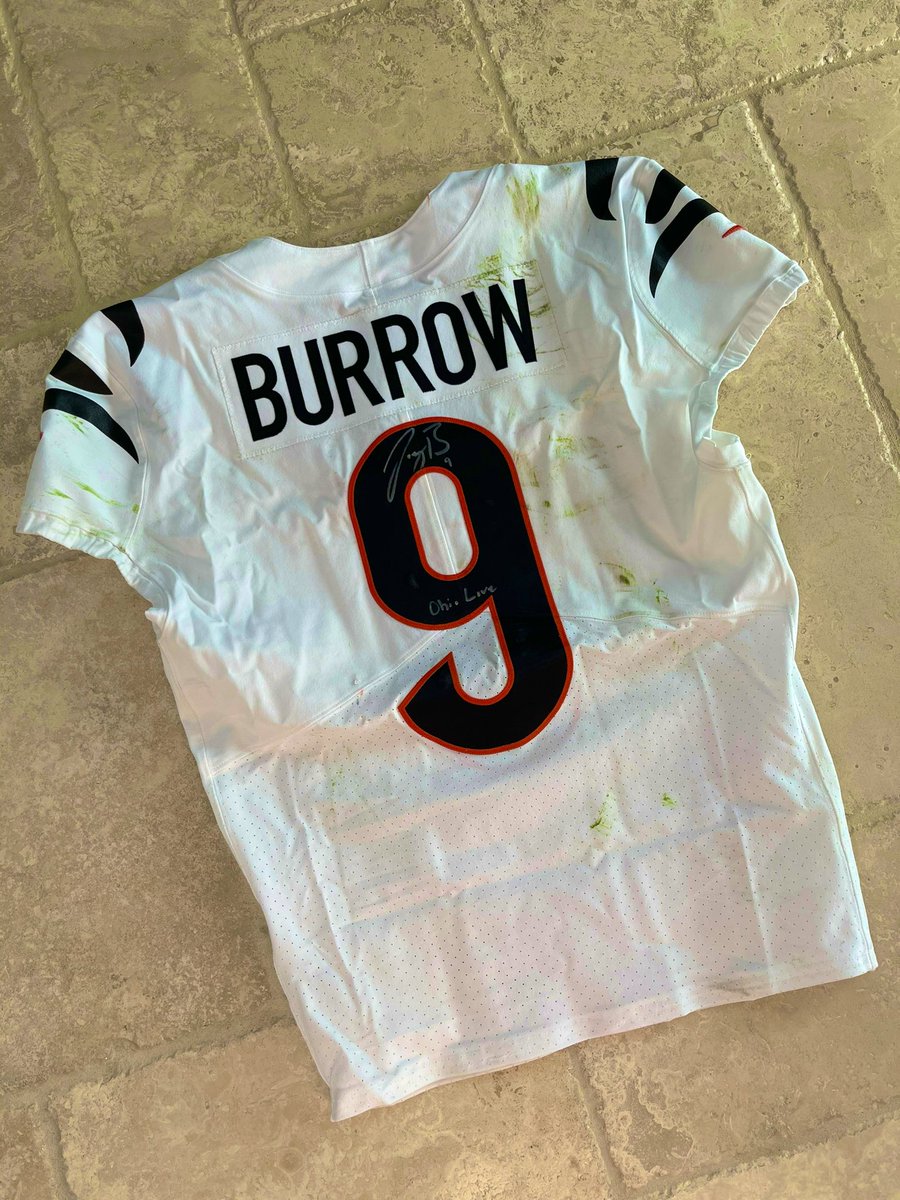 😭😭😭😭😭 

Ok. So after the Bengals win against the Chiefs, I hit Joe and congratulated him and asked if I could have his jersey.  He said yes and sent it right away 🥲 rockin this bitch to the game and then framing it.  I am so geeked right now.  #ohiolove @JoeyB @Bengals