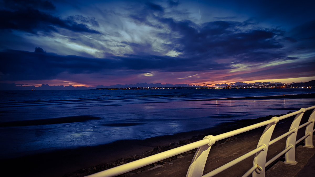 Last light over Swansea Bay 🌅😍

#WelshRiviera