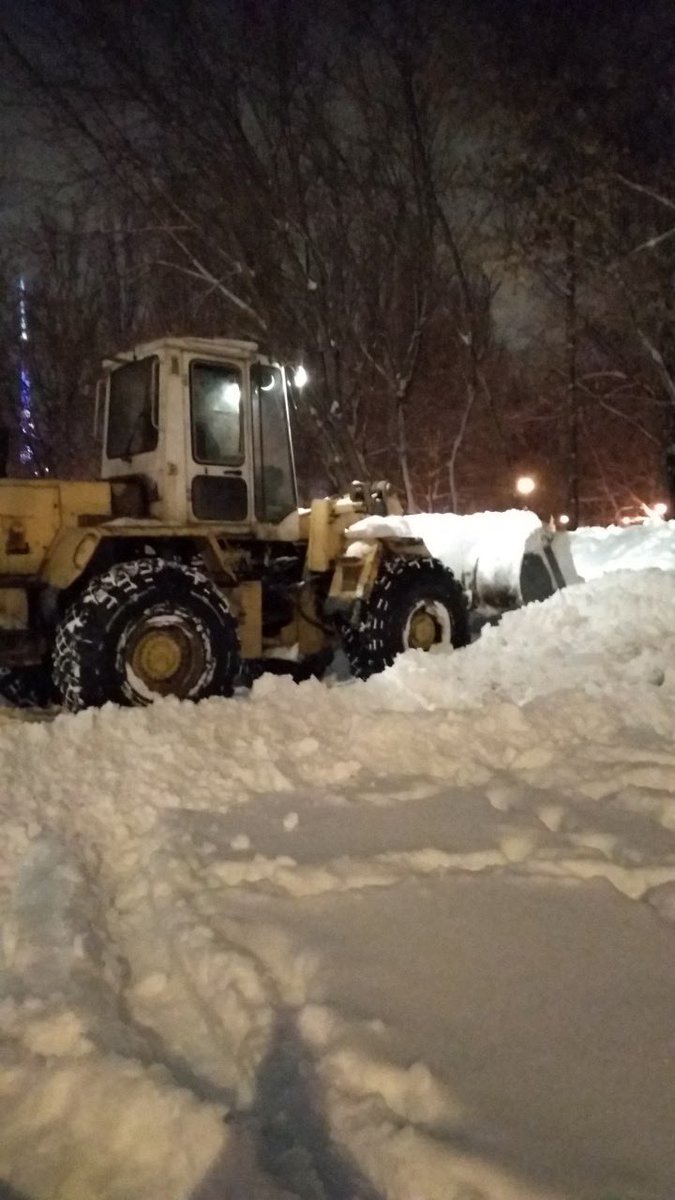 Пока вы пошли спать, мы наводим порядок. Ждём вас завтра в парках! Катки готовы, дорожки продолжаем чистить для вашего комфортного пребывания!