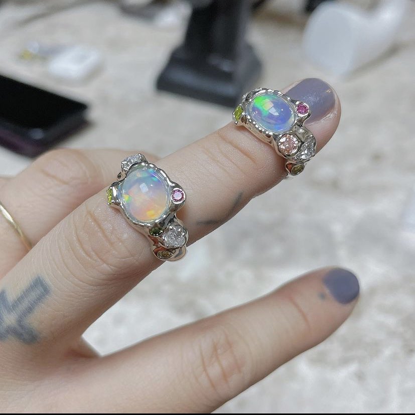 softforhyudawn's tweet photo. “honestly, the cost of their rings paid for my years rent” 

“dawn came to my studio and we worked on the design for over a month.” 

😭😭😭 https://t.co/N9bL7QAZHV