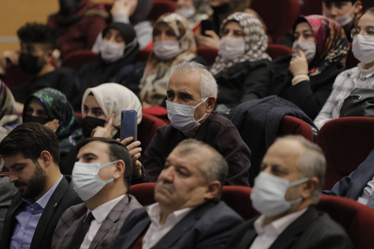 1⃣Mübarek üç ayların müjdecisi olarak kabul edilen Regaip Kandili'ne özel Belediyemiz tarafından maneviyat dolu bir program düzenlendi.

Programın ilk bölümünde tasavvuf müziği sanatçısı Agâh sahne alarak geceye katılan hemşehrilerimiz için birbirinden güzel ilahiler seslendirdi.