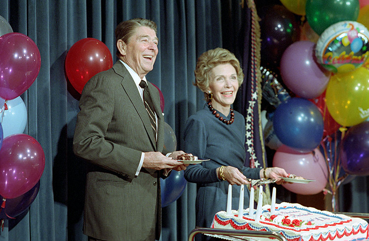 Reagan_Library's tweet photo. Happy birthday President Reagan!

---
#PresidentReagan and #NancyReagan at President Reagan’s surprise 76th birthday party in Room 450 of the Old Executive Office Building (OEOB) 02/06/1987

https://t.co/iehtTr63Gg https://t.co/5ZRDVG7cVC