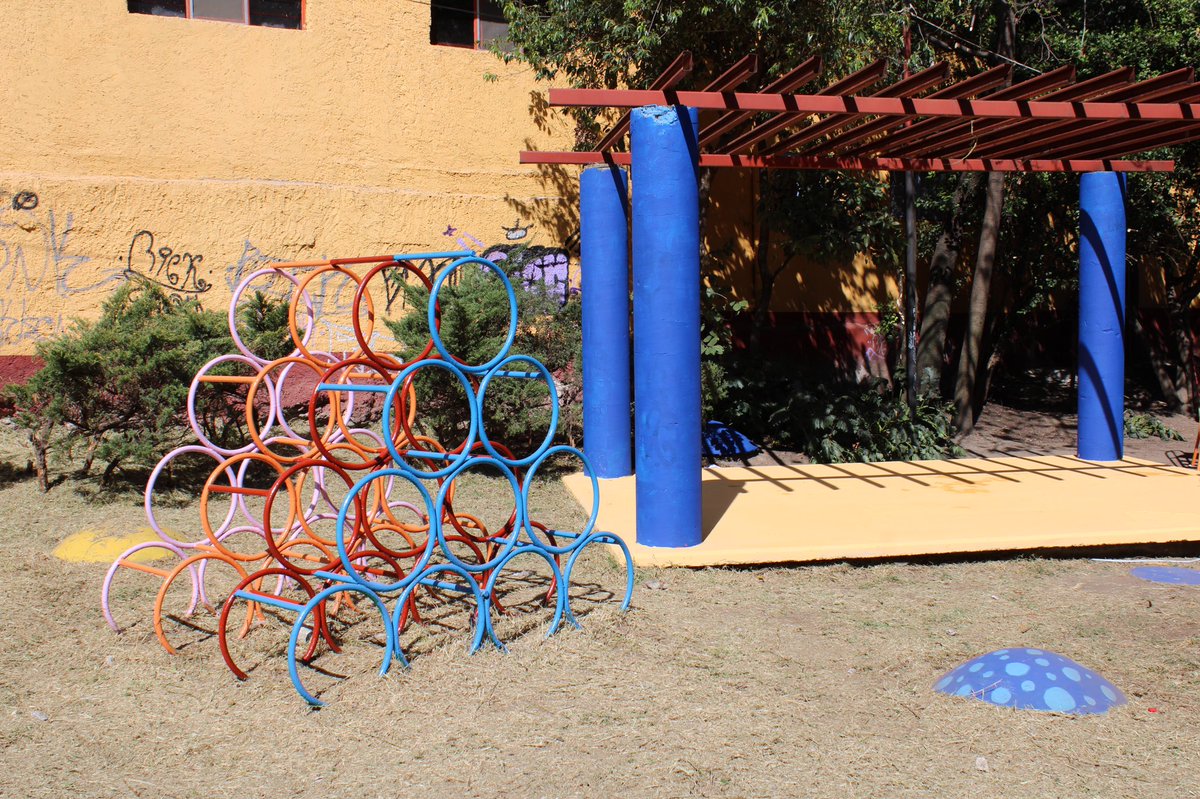 El área de los jueguitos estaba completamente abandonada, parte de lo que me puede cuando vamos a estos parques abandonados es ver que lxs peques luego no tienen dónde jugar

¡Bien por el trabajo de <a href="/AlcaldiaAO/">Alcaldía Álvaro Obregón</a>!