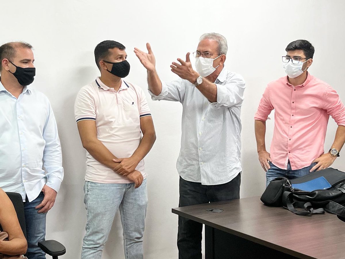HermanoMorais's tweet photo. Reunião desta sexta-feira com os permissionários dos transportes alternativos do município de #Extremoz no Departamento de Estradas de Rodagens (DER) para discutir soluções a respeito ao atendimento a população usuária do serviço na Região Metropolitana. https://t.co/As49SfWxb8