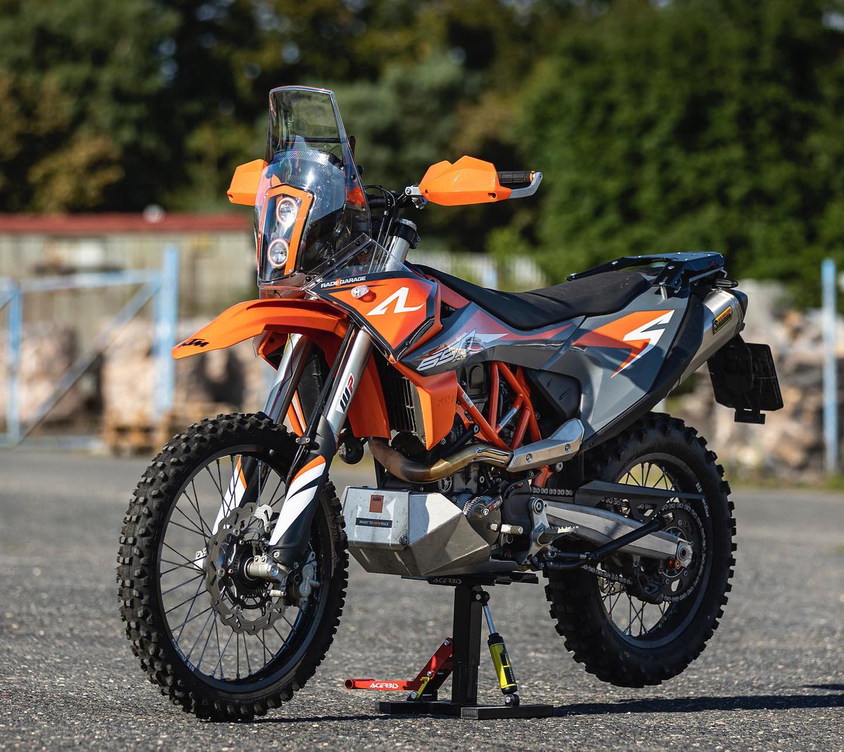 KTM 690 with F5 fairing kit and carbon tower 😉
instagram.com/p/CZkR98nruUk/