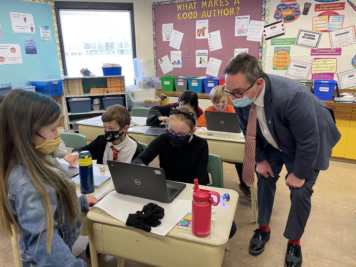 École Forest Grove School students teach Director <a href="/ShaneSkjerven12/">Shane Skjerven</a> all about coding Ozobots. Well done! <a href="/StoonPubSchools/">Saskatoon Public Schools</a>
