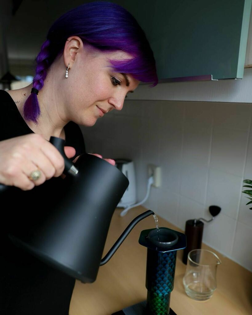 We chat with Wendelien van Bunnik—2019 World AeroPress Champ and the creator of @wendeliendrinkscoffee (Wendelien Drinks Coffee) about her functional home coffee routine and what she recommends for any home bar—today at Barista Mag Online! Link in profil… instagr.am/p/CZkNFPavR6V/