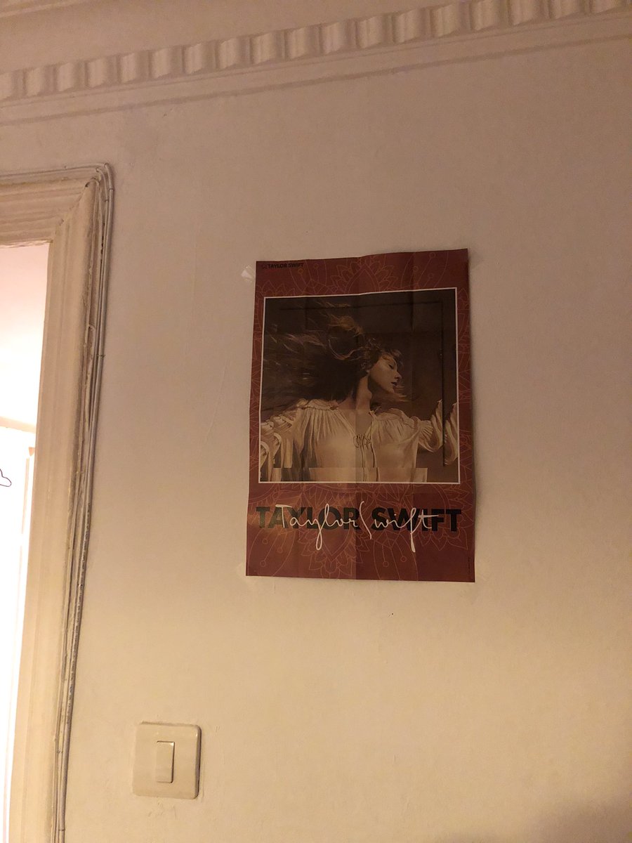 el tiene un póster de Timothee colgado en su living, yo uno de taylor 
Can I make it any more obvious?