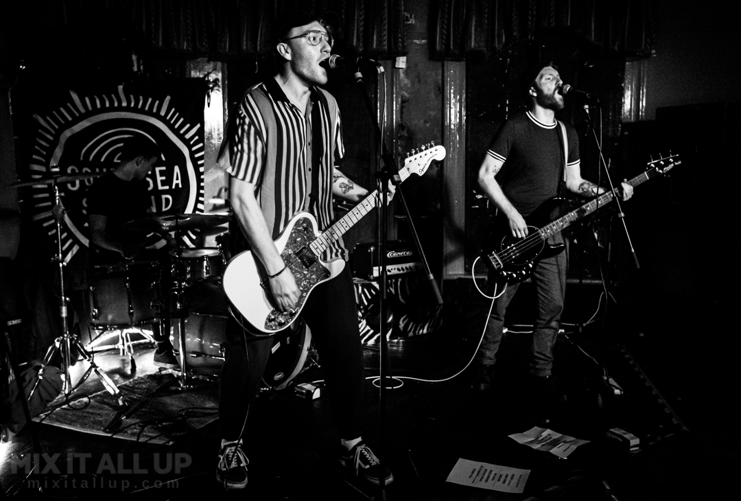 MixingItAllUp's tweet photo. Photos: @AverageLifeCom1 , @FLOWVERSS , Dad Hair &amp; @WhyPintoband @ neu waves at The Loft, Southsea - 03/02/22

See more photos here: https://t.co/CrLWfHgmbA https://t.co/Sj8Ij9CrCK