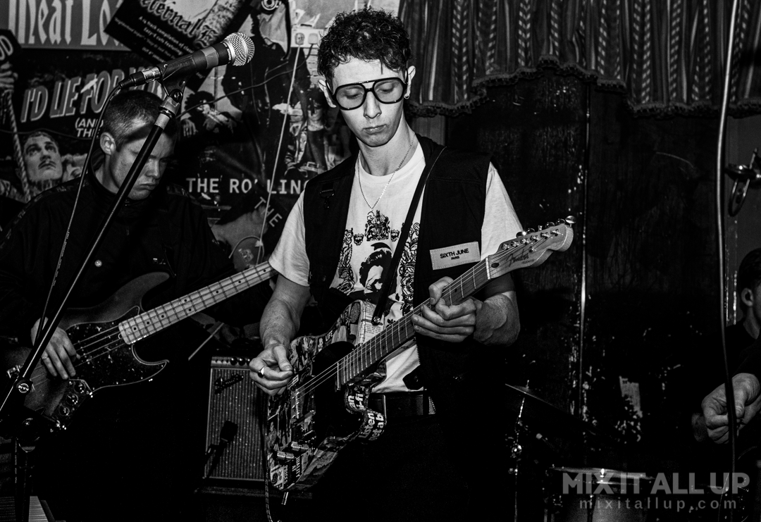 MixingItAllUp's tweet photo. Photos: @AverageLifeCom1 , @FLOWVERSS , Dad Hair &amp; @WhyPintoband @ neu waves at The Loft, Southsea - 03/02/22

See more photos here: https://t.co/CrLWfHgmbA https://t.co/Sj8Ij9CrCK