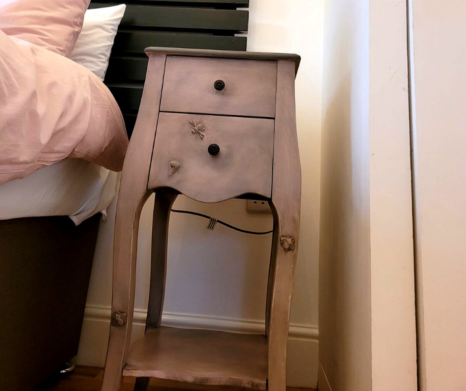 In case you missed it the other day - here's our upcycled bedside cabinet in all its glory ✨

🤔What do you think? 

#upcycled #sustainable #upcycledfurniture #stableoak #stableoakcottages