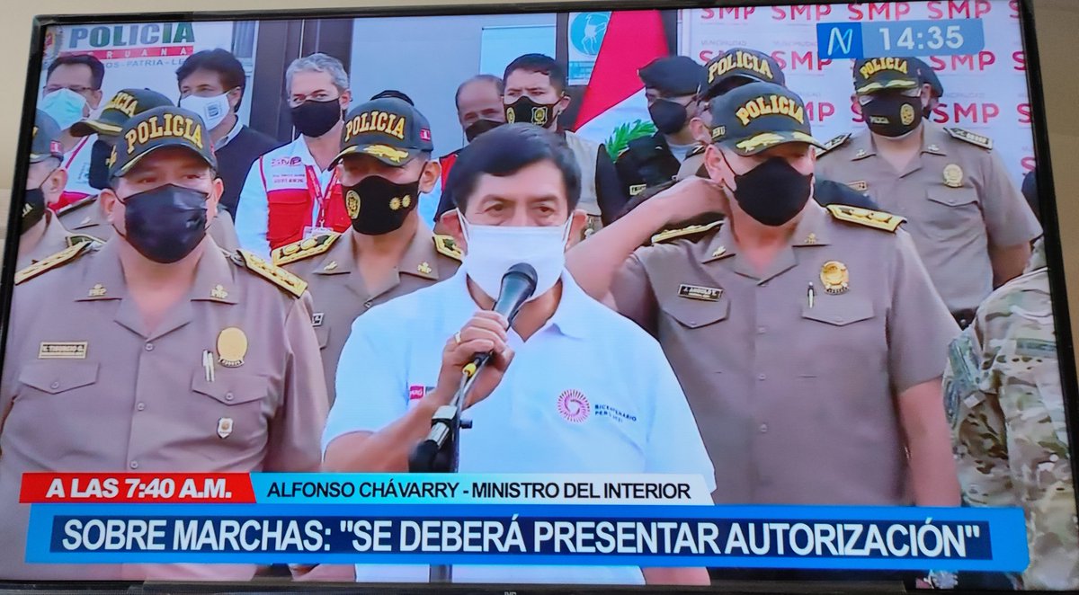 LizIvett's tweet photo. La protesta es un derecho, no se necesita pedir permiso o autorización para que la ciudadanía se exprese en las calles. Las autoridades pueden brindar garantías, pero no es necesario su "permiso". @MininterPeru manifestar esto revela un perfil autoritario. https://t.co/HH2KeYhZAu